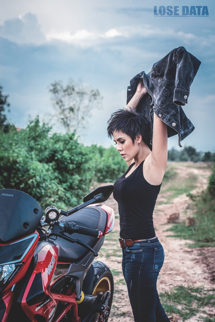 Chan dai Viet do dang &quot;sieu ngau&quot; ben moto Ducati Hypermotard-Hinh-3