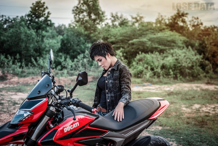 Chan dai Viet do dang &quot;sieu ngau&quot; ben moto Ducati Hypermotard-Hinh-5