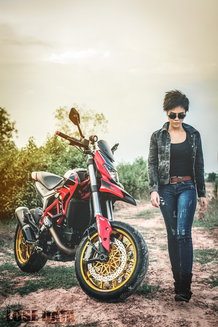 Chan dai Viet do dang &quot;sieu ngau&quot; ben moto Ducati Hypermotard-Hinh-6