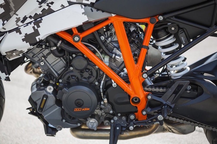 Moto duong truong “sieu manh” KTM 1290 Super Duke GT-Hinh-6