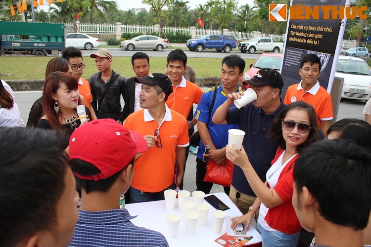 Soi dong ngay sinh nhat dien dan Otofun tai Ha Noi-Hinh-17