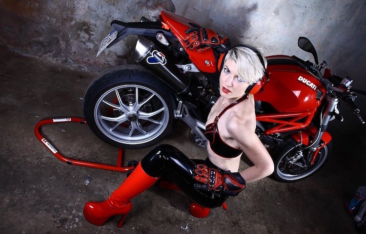 Sieu mau cosplay ben dan xe no Ducati cuc “khung“