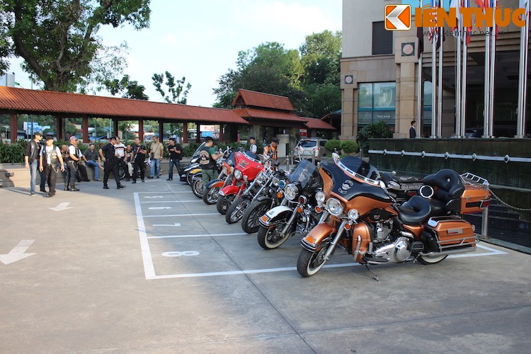 Dan xe khung Harley-Davidson tu hop “xep lop” tai Ha Noi