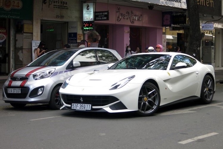 Ferrari F12Berlinetta 21 ty lan dau lan banh tren pho Viet-Hinh-2