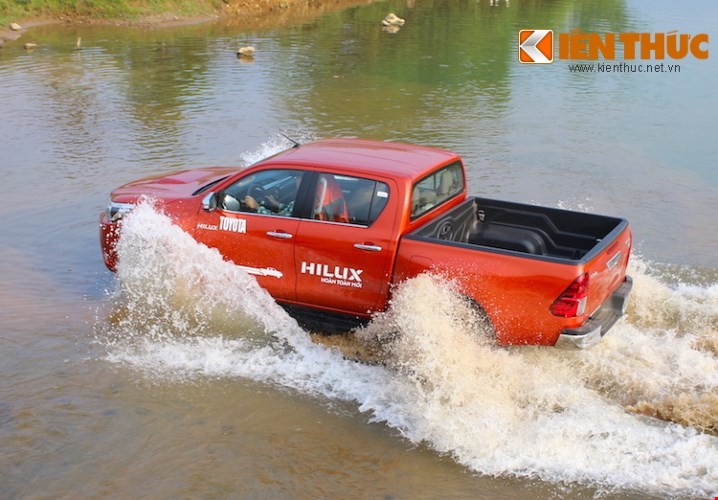 Toyota Hilux 3.0G AT san sang thach thuc moi doi thu-Hinh-11