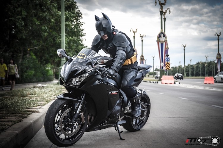 Siêu anh hùng Batman chạy môtô CBR1000RR đi từ thiện