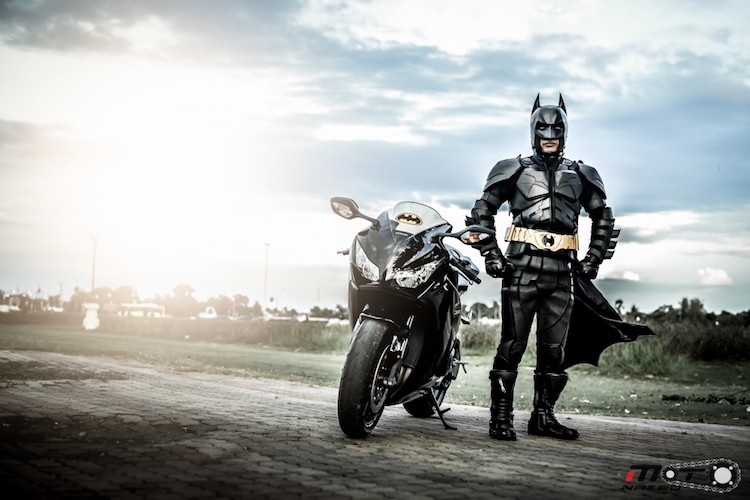 Siêu anh hùng Batman chạy môtô CBR1000RR đi từ thiện