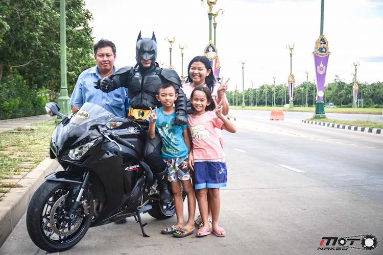 Sieu anh hung Batman chay moto CBR1000RR di tu thien