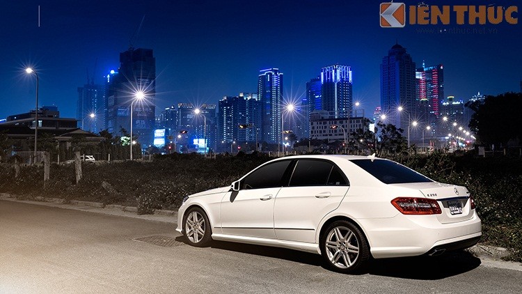 Ngam xe sang Mercedes E250 AMG dam chat duong pho-Hinh-4