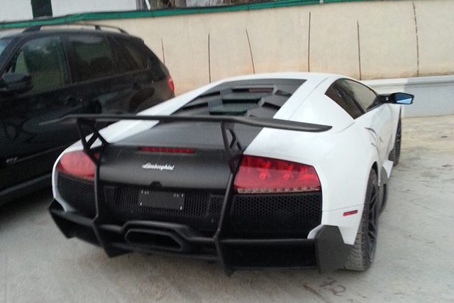 Sieu xe Lamborghini lan banh tai pho nui Cao Bang-Hinh-2