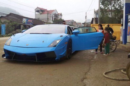 Sieu xe Lamborghini lan banh tai pho nui Cao Bang