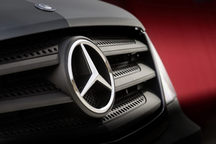 Mercedes-Benz trieu hoi 58.300 xe sua loi vo lang