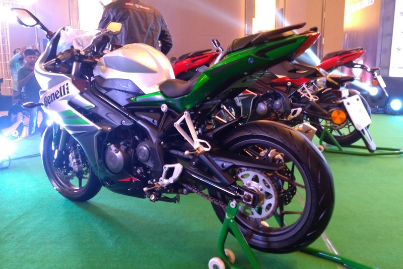 Benelli 302R &quot;doi thu&quot; Kawasaki Ninja 300 gia 123 trieu-Hinh-2