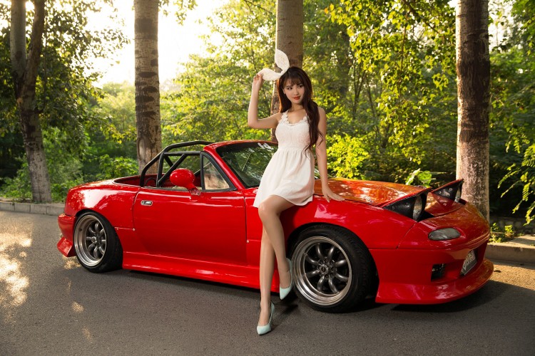 Hotgirl “tho con” khoe dang ben xe the thao Mazda MX-5-Hinh-2