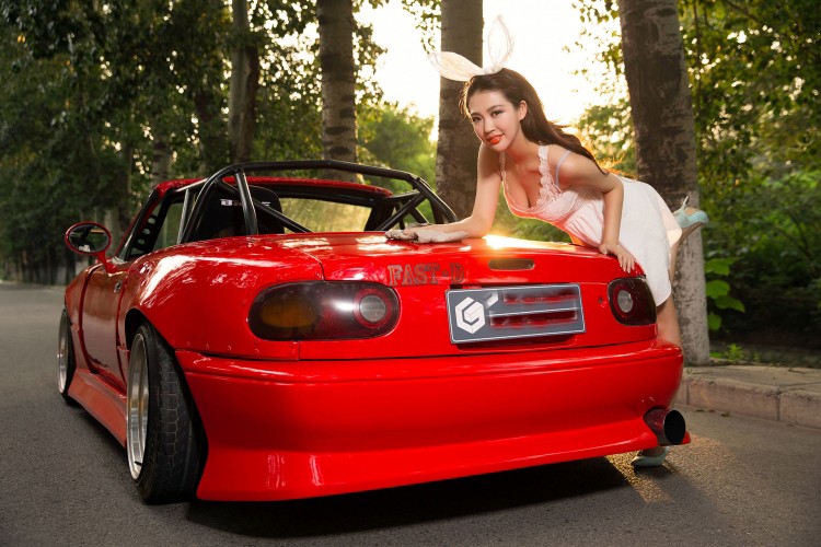 Hotgirl “tho con” khoe dang ben xe the thao Mazda MX-5-Hinh-5