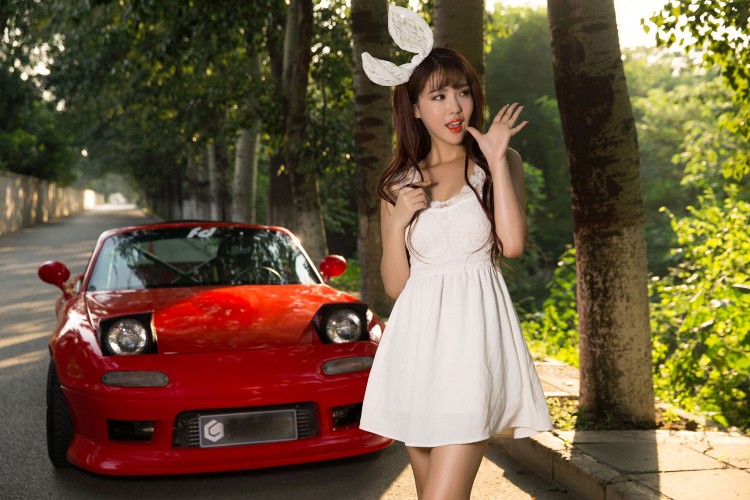 Hotgirl “tho con” khoe dang ben xe the thao Mazda MX-5-Hinh-7