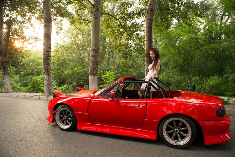 Hotgirl “tho con” khoe dang ben xe the thao Mazda MX-5-Hinh-8