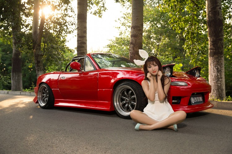 Hotgirl “tho con” khoe dang ben xe the thao Mazda MX-5