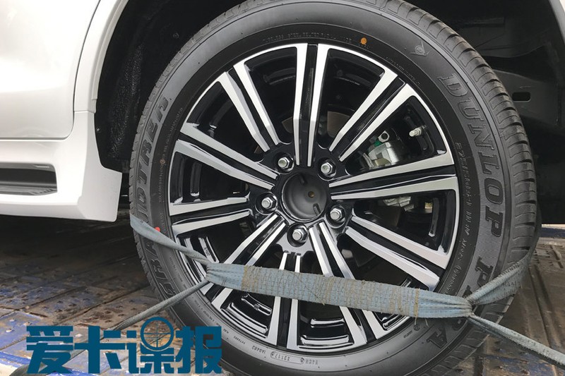 Xe sang Lexus LX 570 Superior lan banh toi Trung Quoc-Hinh-5