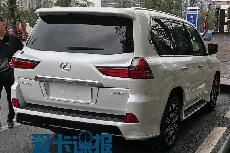 Xe sang Lexus LX 570 Superior lan banh toi Trung Quoc-Hinh-7