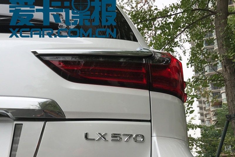 Xe sang Lexus LX 570 Superior lan banh toi Trung Quoc-Hinh-8