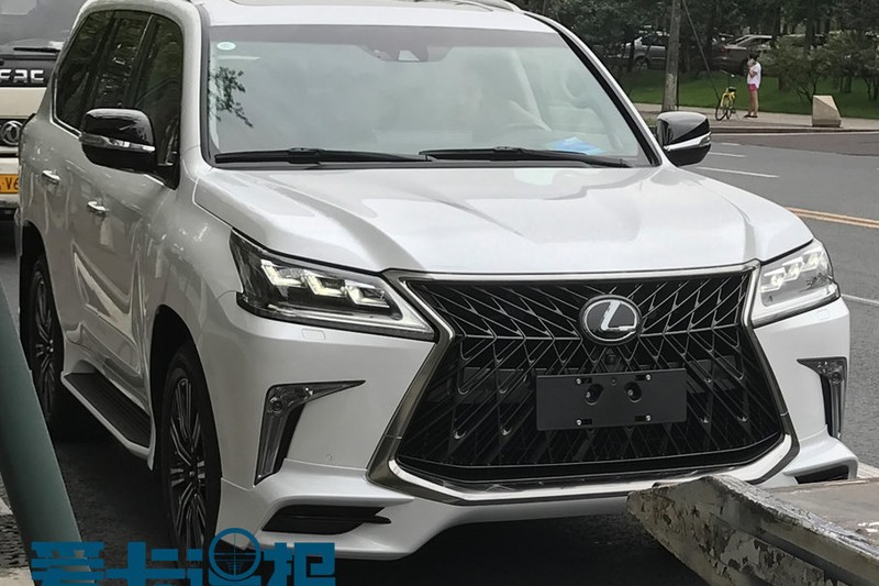 Xe sang Lexus LX 570 Superior lan banh toi Trung Quoc