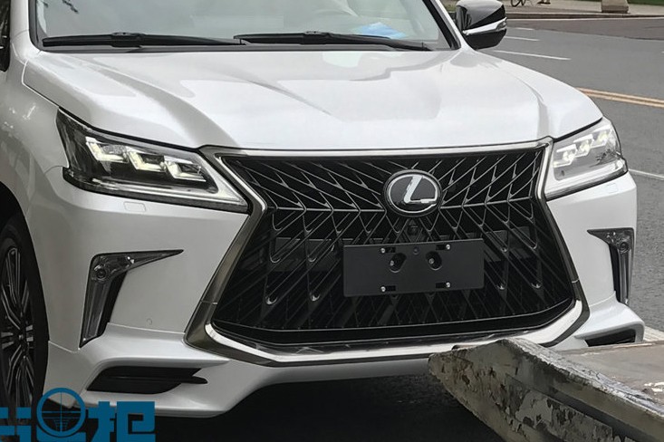 Xe sang Lexus LX 570 Superior lan banh toi Trung Quoc-Hinh-4