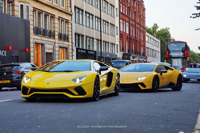 Dan sieu xe Lamborghini “sec tong” nhuom vang pho London-Hinh-4