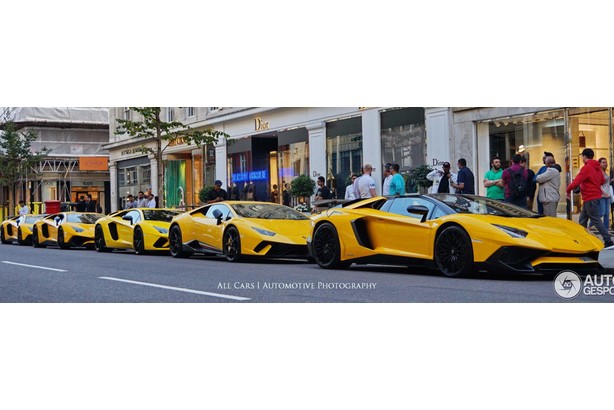 Dan sieu xe Lamborghini “sec tong” nhuom vang pho London-Hinh-5