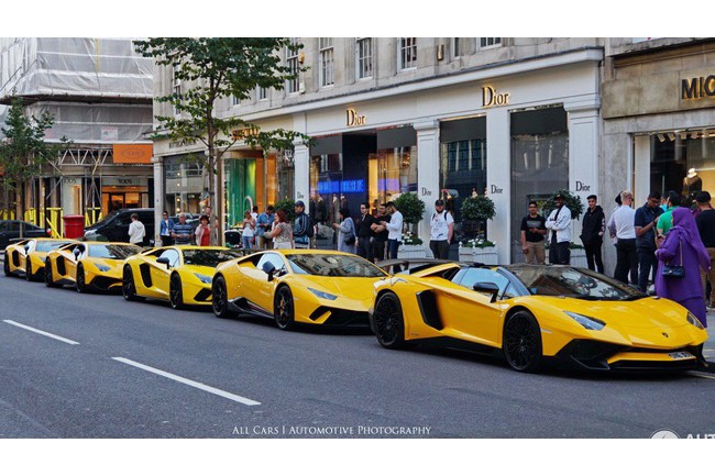 Dan sieu xe Lamborghini “sec tong” nhuom vang pho London