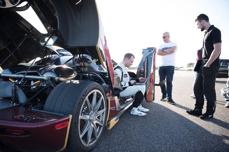 Sieu xe Koenigsegg Agera RS cho Bugatti Chiron &quot;ngui khoi&quot;-Hinh-3