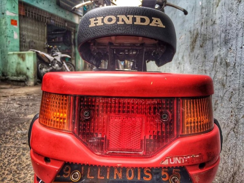 Lạ lẫm xe máy tý hon Honda Motocompo chạy trên phố Hà Nội