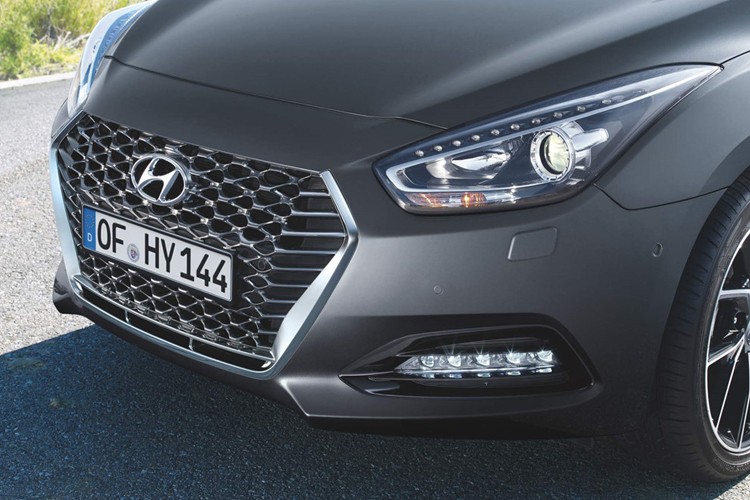 Xe Hyundai sedan i40 va i40 wagon 2019 co gi 