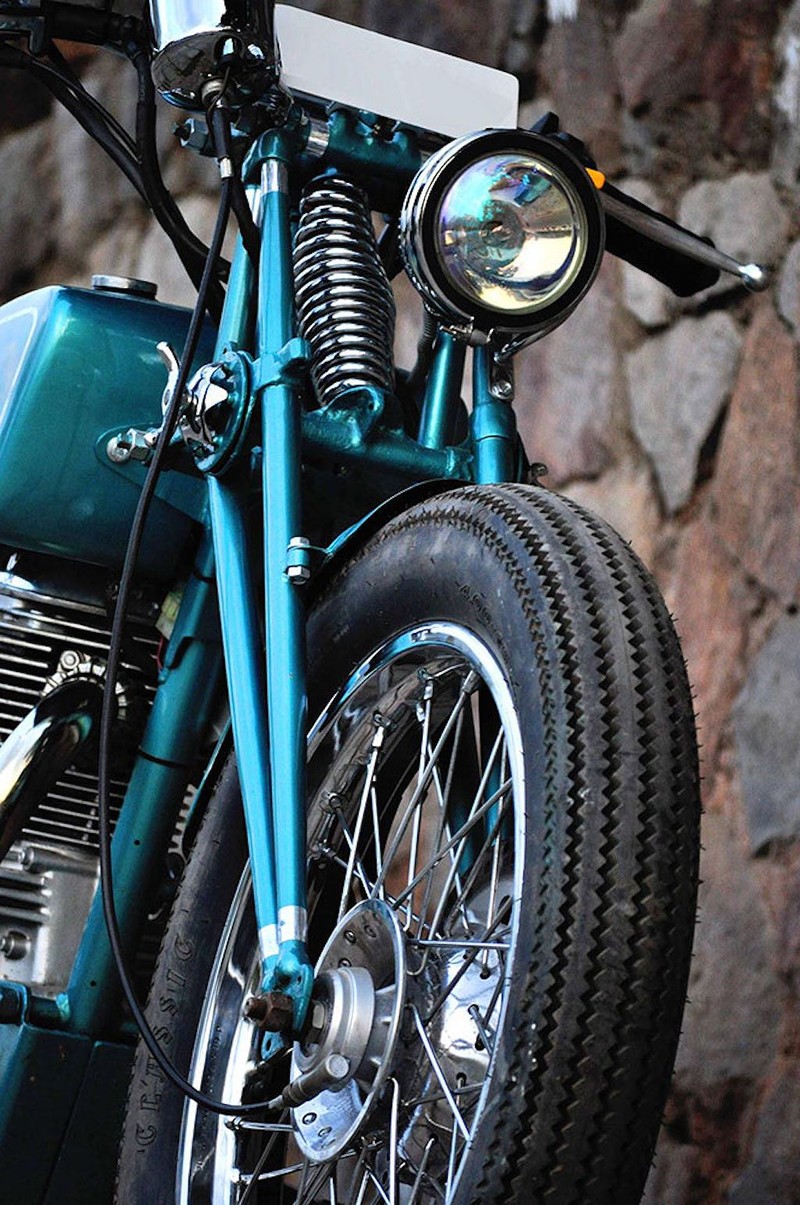 Royal Enfield Classic “bien hinh” bobber co dien loi cuon-Hinh-5