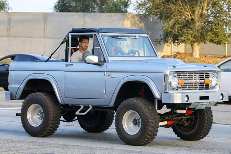 Xe Ford Bronco hon 4,5 ty cua sao phim “300” chay rui-Hinh-6