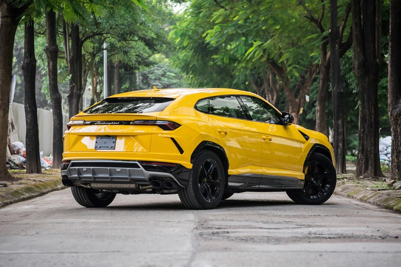 Can canh Lamborghini Urus 