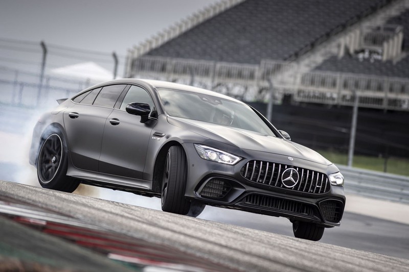 Mercedes-Benz AMG GT gia 3,2 ty dong dau Porsche Panamera