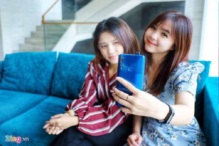Diem mat smartphone duoi 10 trieu, pin khoe dang chu y-Hinh-3