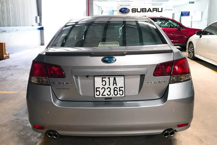 Xe Subaru Legacy dung chan ban ngang Mazda3 o Sai Gon-Hinh-4