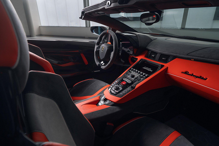 Lamborghini ra mat Aventador va Huracan phien ban 
