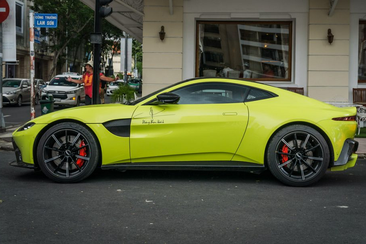 Sieu xe Aston Martin Vantage 15 ty lan banh o SG-Hinh-2