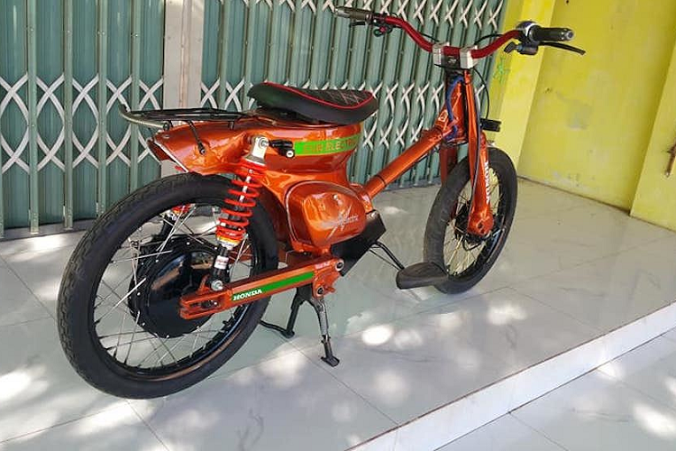 Dan choi Tay Ninh tu che Honda Super Cub chay dien-Hinh-10