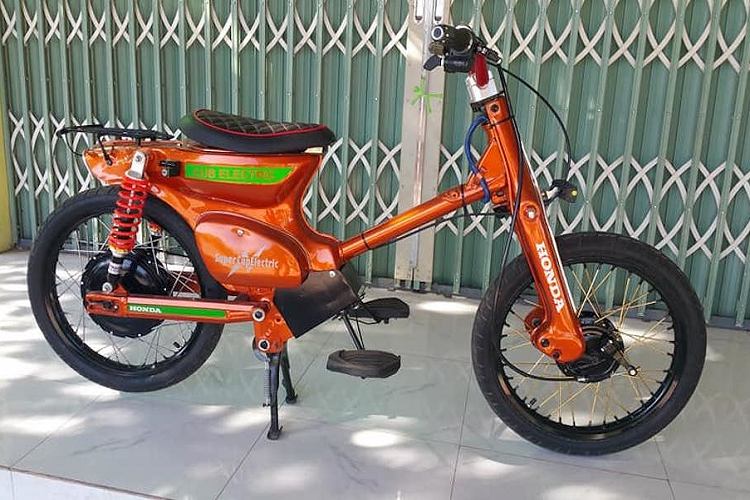 Dan choi Tay Ninh tu che Honda Super Cub chay dien