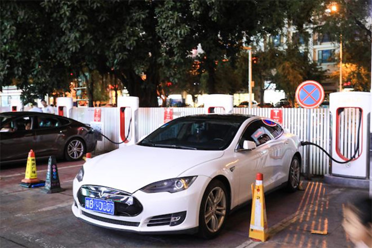 Trung Quoc mien thue, xe oto dien Tesla giam gan 14.000 USD-Hinh-6