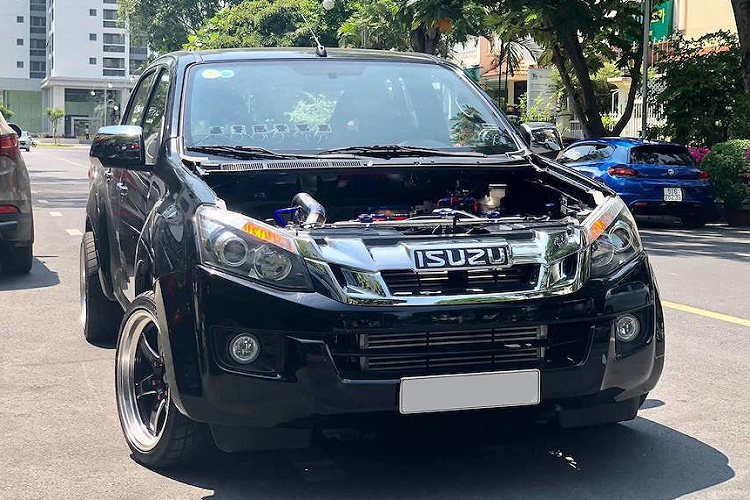 Isuzu D-Max duoc dan choi Sai Gon “lot xac” the thao