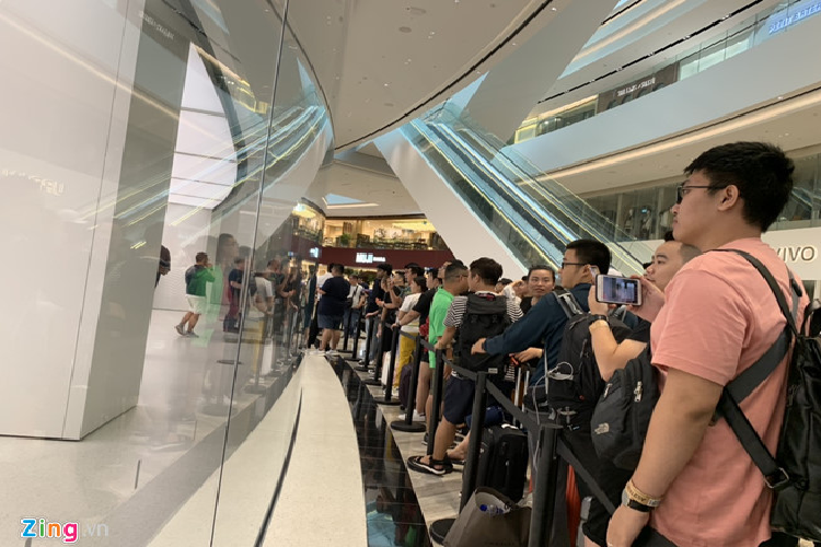 Apple Store vo tay chao don nguoi mua iPhone 11 dau tien-Hinh-11