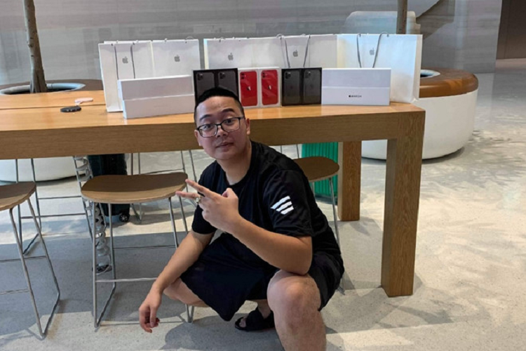 Apple Store vo tay chao don nguoi mua iPhone 11 dau tien-Hinh-2