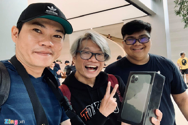 Apple Store vo tay chao don nguoi mua iPhone 11 dau tien-Hinh-4