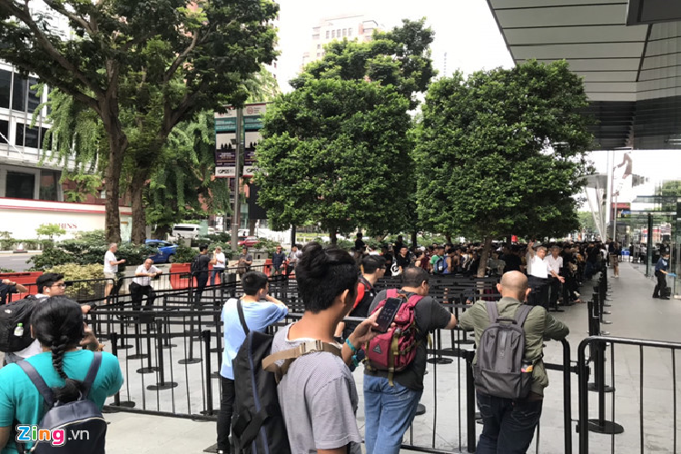 Apple Store vo tay chao don nguoi mua iPhone 11 dau tien-Hinh-6