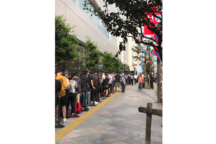 Apple Store vo tay chao don nguoi mua iPhone 11 dau tien-Hinh-8